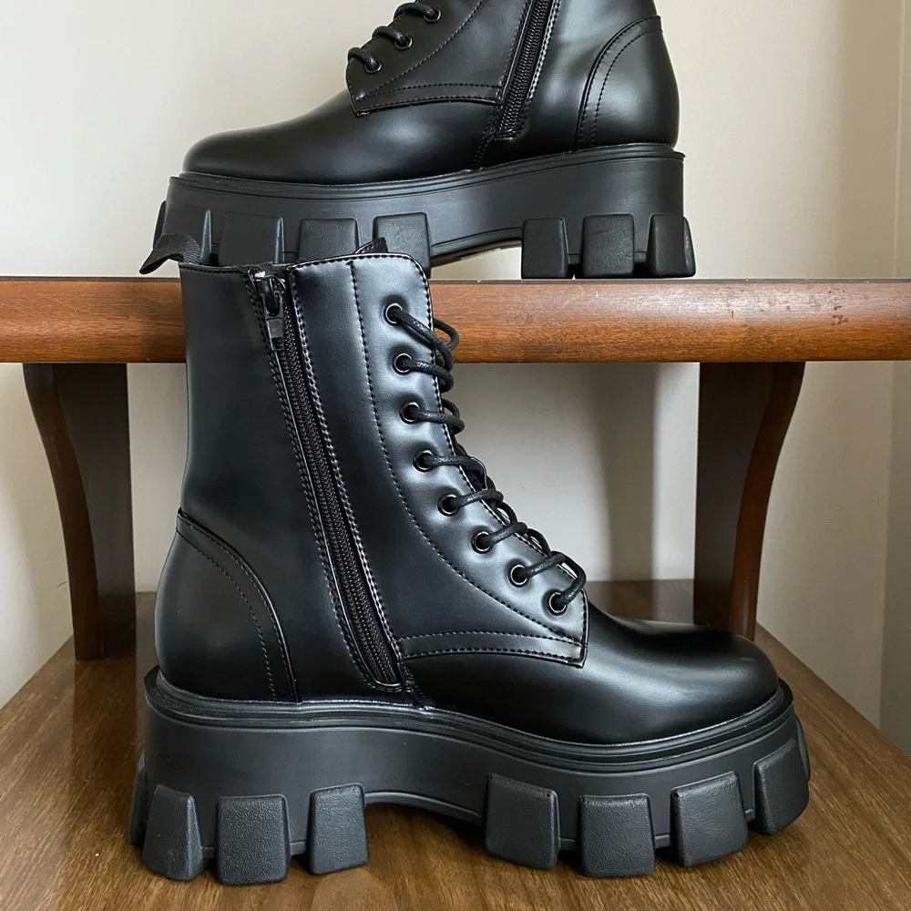 NWT ASOS black, platform, side zip boots. Size 6 - Picture 7 of 9